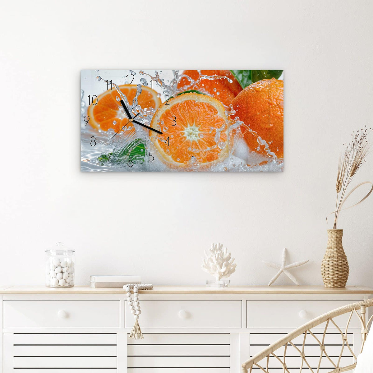 Wanduhr Spritzige Orangen aus Glas – Querformat 60 × 30 cm – Mandarinen im spritzenden Wasser