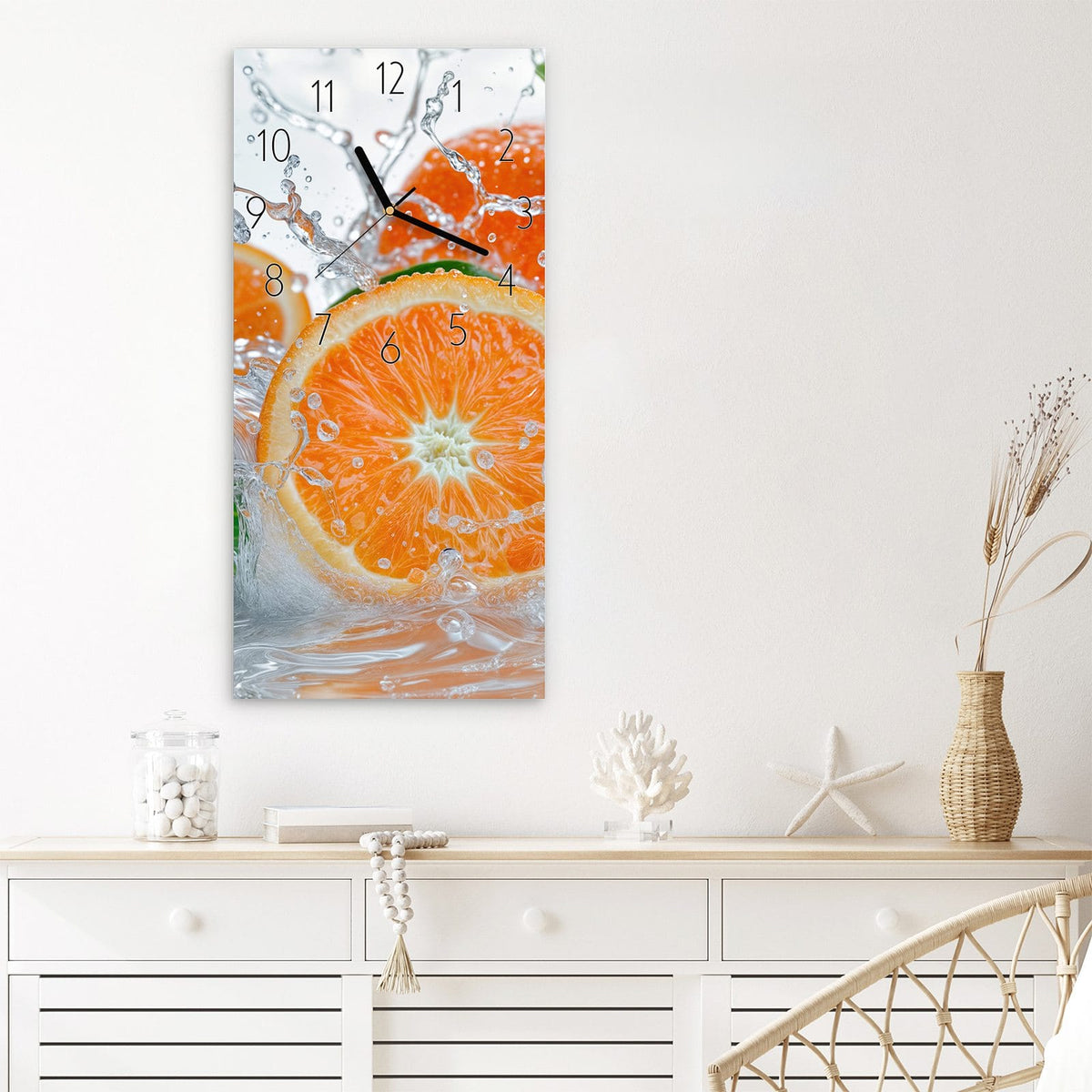 Wanduhr Spritzige Orangen aus Glas – Mandarinen im spritzenden Wasser