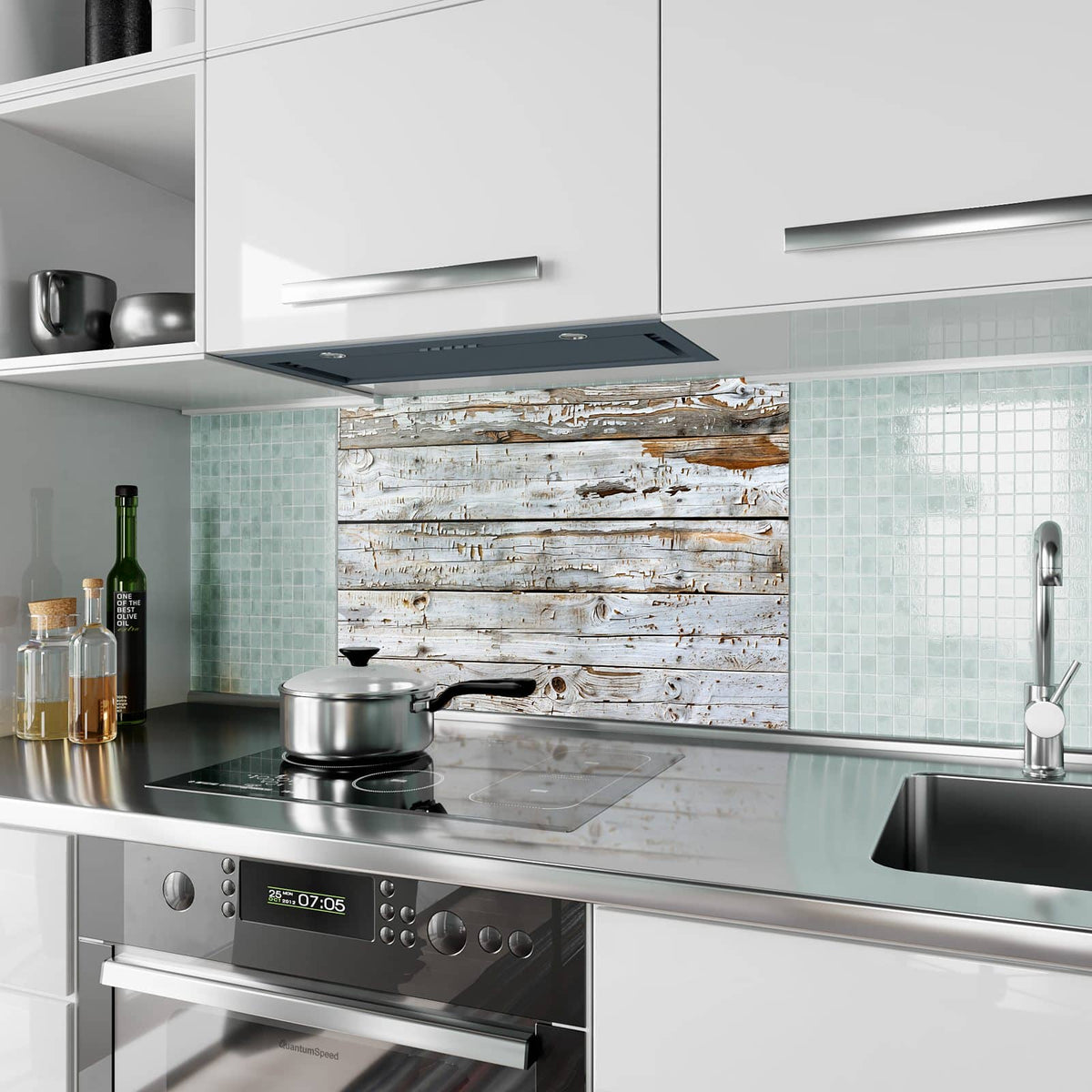 Küchenrückwand aus Glas Weiße Holzpatina im Hochformat als Spritzschutz hinter dem Kochfeld, über dem Fliesenspiegel montiert