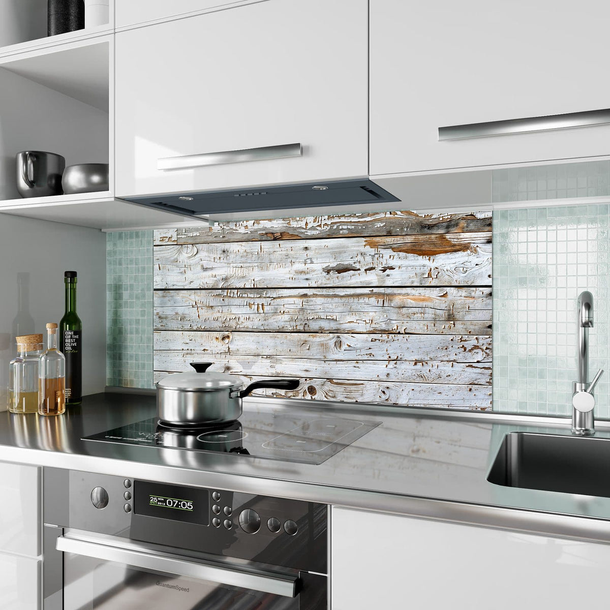 Küchenrückwand aus Glas Weiße Holzpatina im Hochformat als Spritzschutz hinter dem Kochfeld, über dem Fliesenspiegel montiert