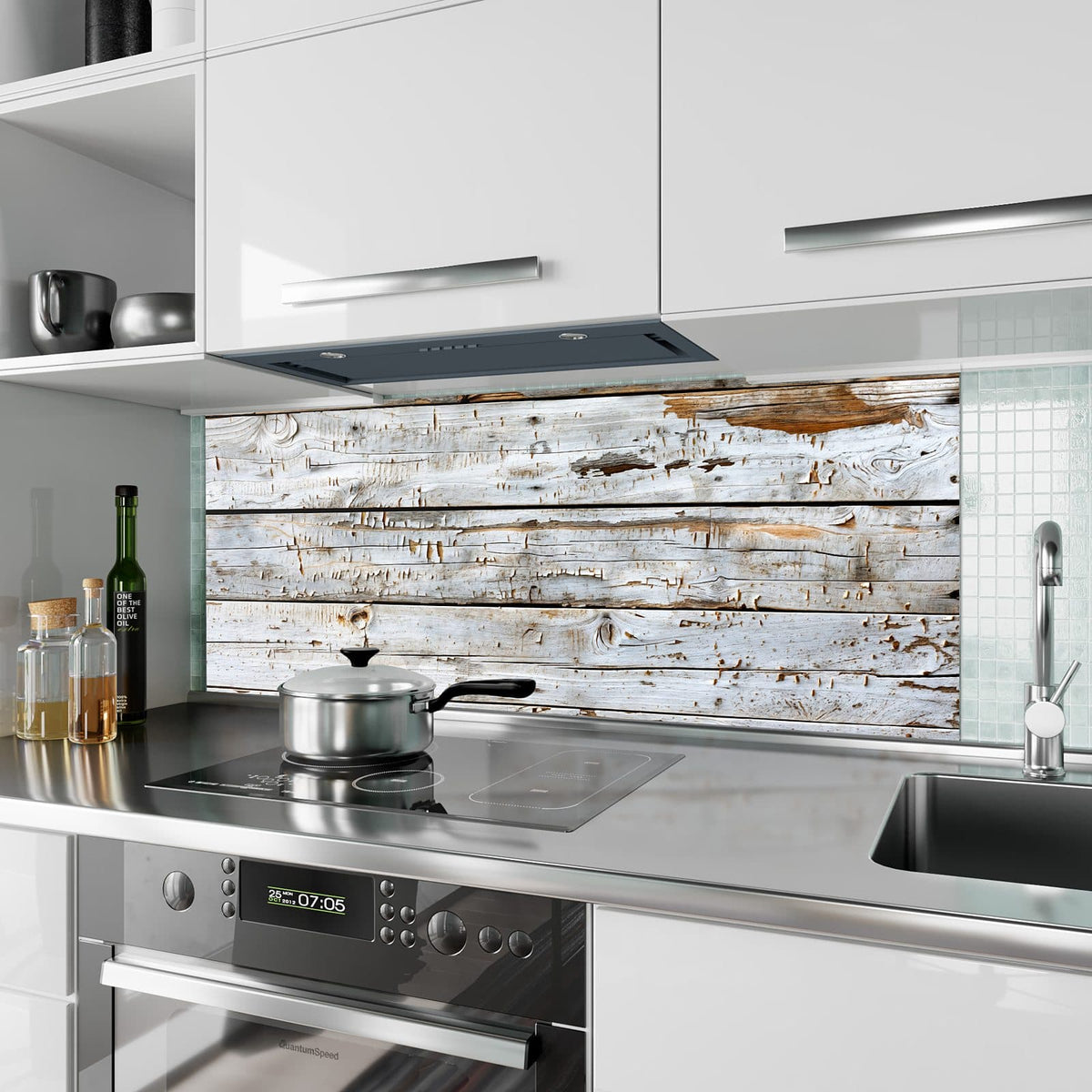 Küchenrückwand aus Glas Weiße Holzpatina im Hochformat als Spritzschutz hinter dem Kochfeld, über dem Fliesenspiegel montiert
