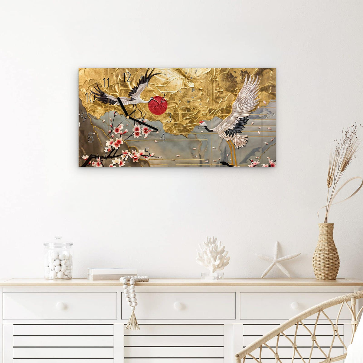 Wanduhr Blüten und Kraniche aus Glas – Querformat 60 × 30 cm – Goldene Kraniche über Kirschblüten