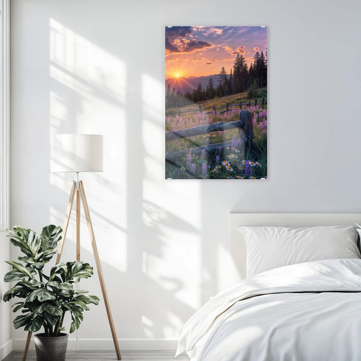 Glasbild Lila Blüten am Zaun an der Wand – Verwitterter Holzzaun vor lila Blütenwiese, Sonnenstern über Bergen und Nadelwald