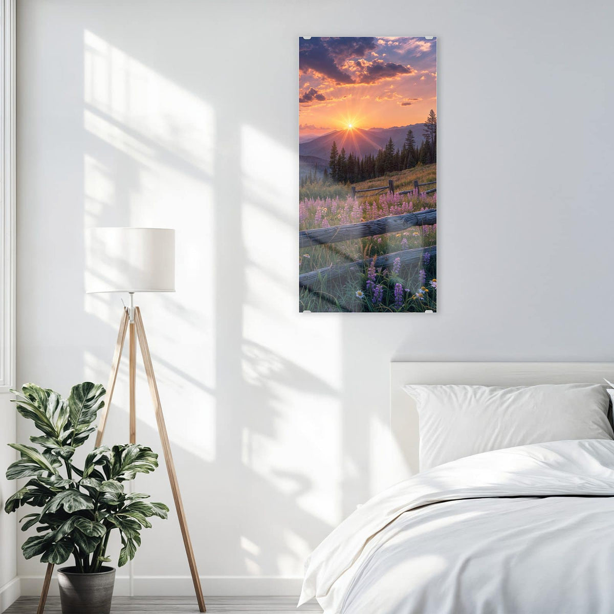 Glasbild Lila Blüten am Zaun an der Wand – Verwitterter Holzzaun vor lila Blütenwiese, Sonnenstern über Bergen und Nadelwald