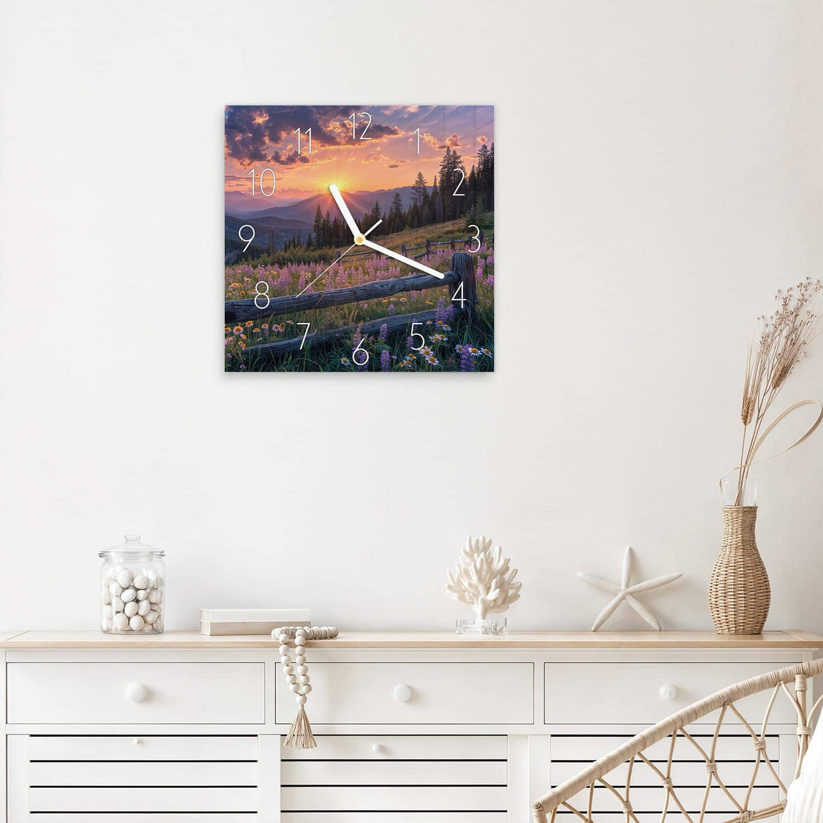 Wanduhr Lila Blüten am Zaun aus Glas – Quadratisch 30 × 30 cm – Lila Blütenwiese hinter Holzzaun