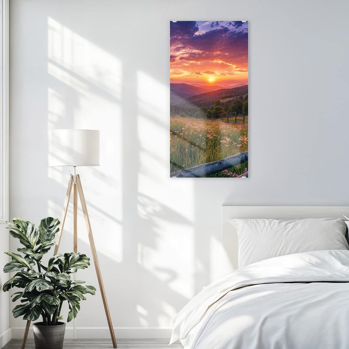 Glasbild Blumenwiese mit Holzzaun an der Wand – Wildblumenwiese hinter einem groben Holzzaun, Sonnenuntergang über bewaldeten Hügeln
