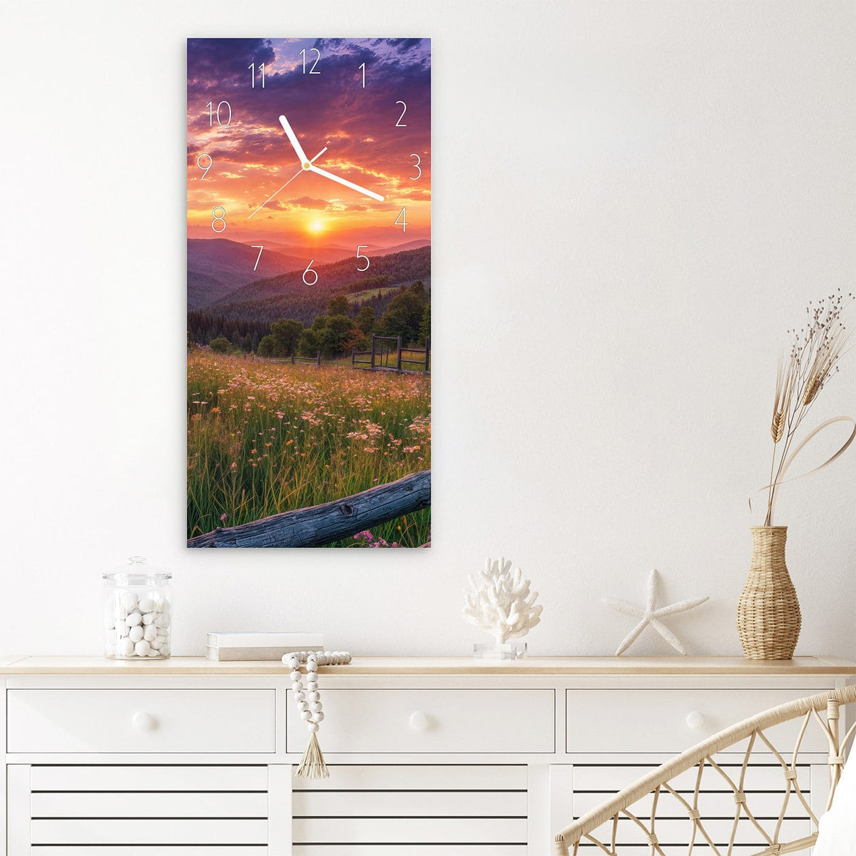 Wanduhr Blumenwiese mit Holzzaun aus Glas – Hochformat 30 × 60 cm – Wildblumen am Zaun bei Sonnenuntergang