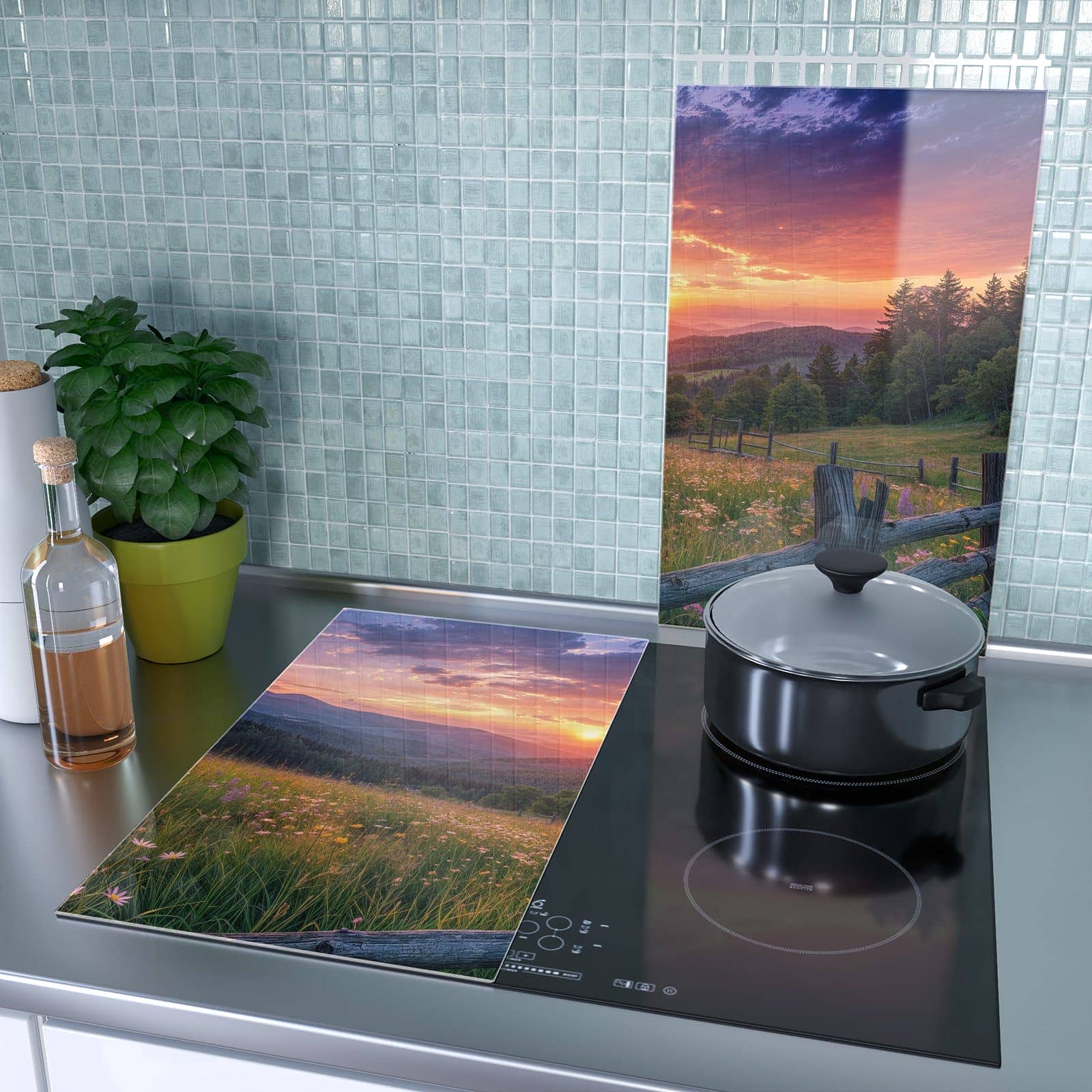 2-teilige Herdabdeckplatten mit Blumenwiese mit Holzzaun-Motiv als Spritzschutz hinter dem Kochfeld