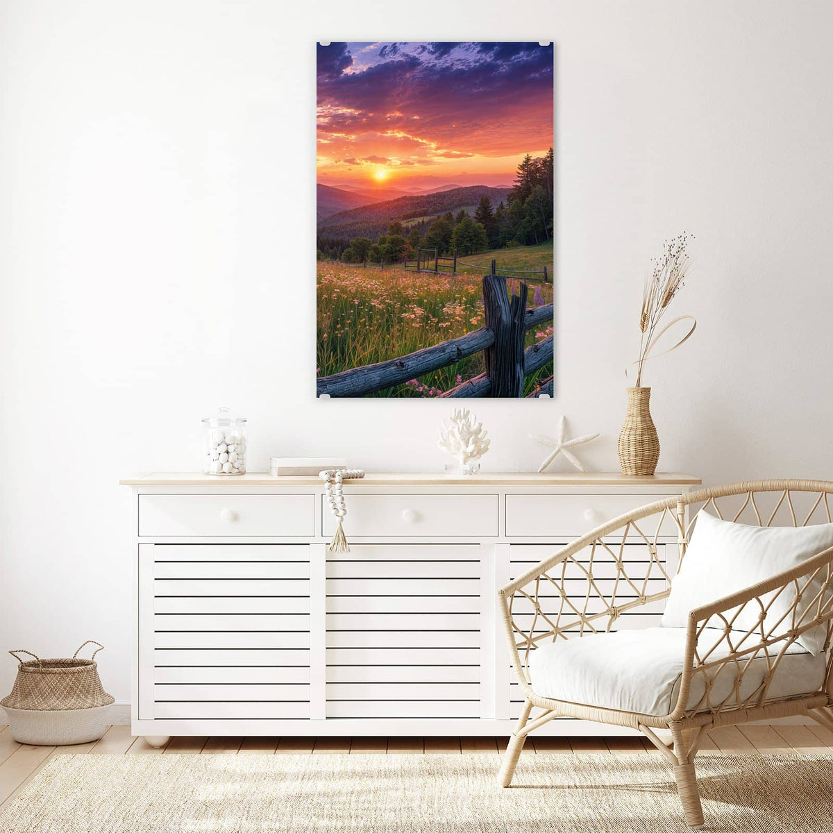 Glasbild Blumenwiese mit Holzzaun an der Wand – Wildblumenwiese hinter einem groben Holzzaun, Sonnenuntergang über bewaldeten Hügeln