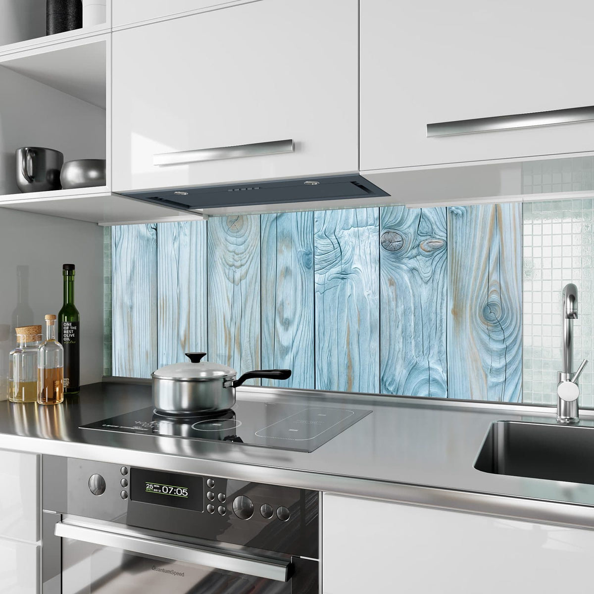 Küchenrückwand aus Glas Hellblaue Holzbretter im Hochformat als Spritzschutz hinter dem Kochfeld, über dem Fliesenspiegel montiert