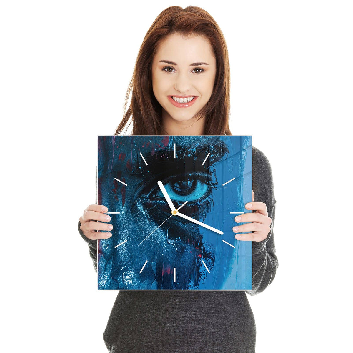 Quadratische Wanduhr aus Glas Gemaltes Auge in Blau in zwei Händen gehalten – Größenvergleich, 30 × 30 cm