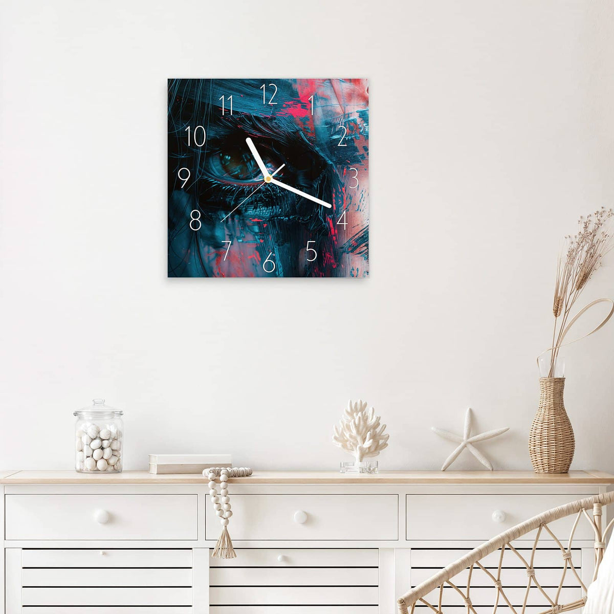 Wanduhr Auge in Blau und Rot aus Glas – Quadratisch 30 × 30 cm – Auge hinter blauen und roten Strichen