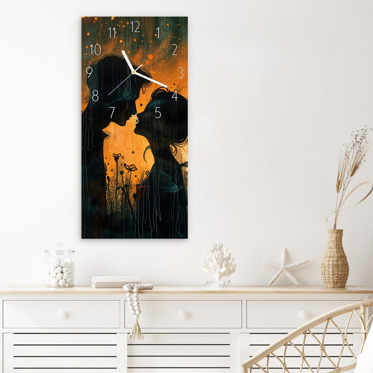 Wanduhr Liebespaar im Regen aus Glas – Hochformat 30 × 60 cm – Paar-Silhouette vor leuchtendem Herz