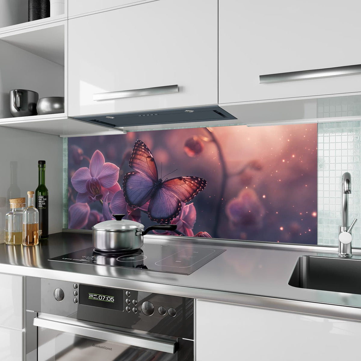 Küchenrückwand aus Glas Lila Schmetterling im Hochformat als Spritzschutz hinter dem Kochfeld, über dem Fliesenspiegel montiert