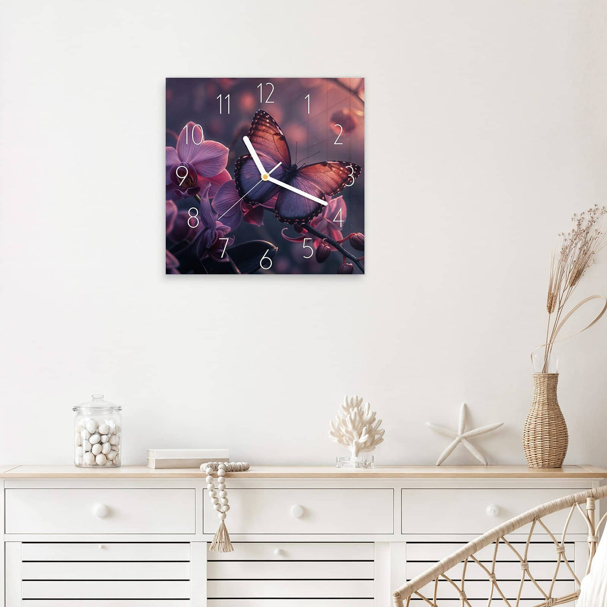 Wanduhr Lila Schmetterling aus Glas – Quadratisch 30 × 30 cm – Schmetterling auf lila Orchideen