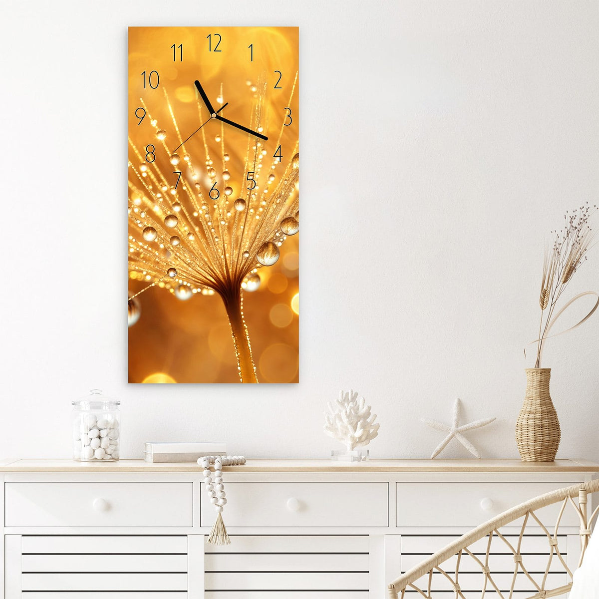 Wanduhr Löwenzahn Tropfen aus Glas – Hochformat 30 × 60 cm – Goldene Pusteblumensamen mit Wassertropfen