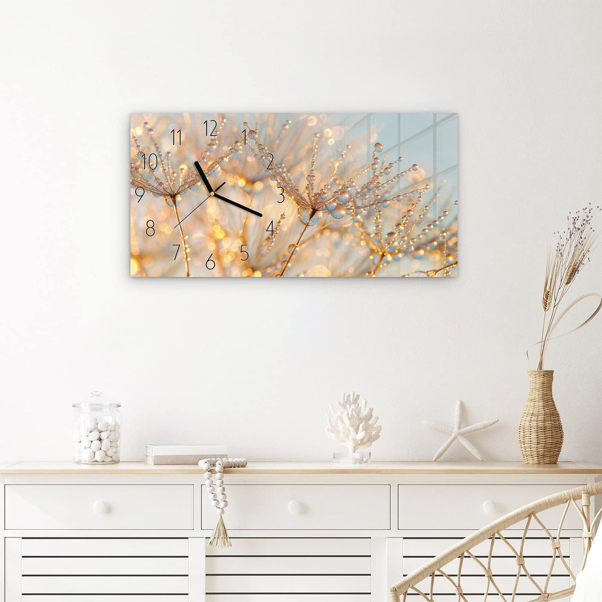 Wanduhr Tautropfen Panorama aus Glas – Querformat 60 × 30 cm – Glitzernde Tautropfen an zarten Pflanzen