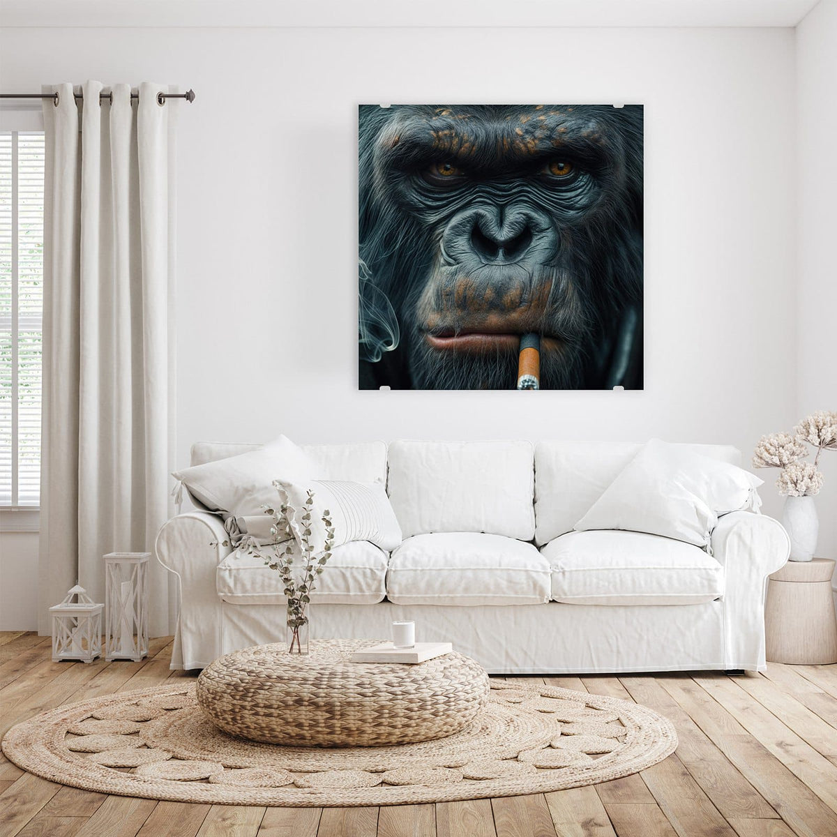 Glasbild Rauchender Affe an der Wand – Frontales Gesicht eines Menschenaffen mit brennender Zigarette im Mund