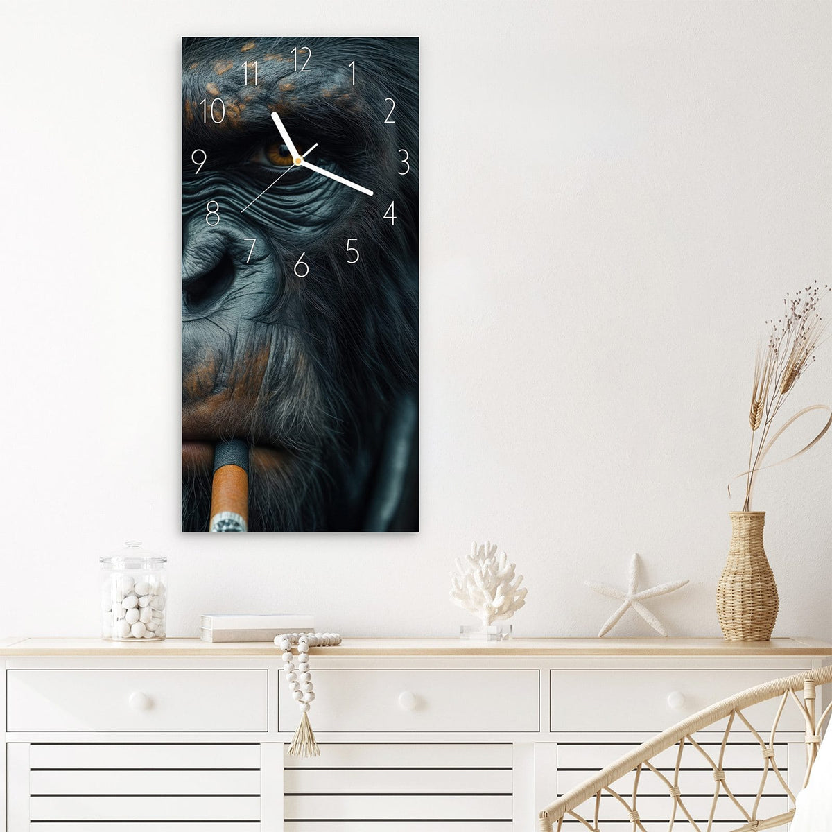 Wanduhr Rauchender Affe aus Glas – Affe mit Zigarre und Mantel