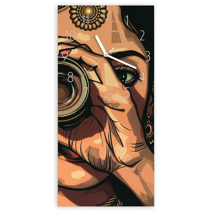 Wanduhr Frau Mit Kamera aus Glas – Hochformat 30 × 60 cm mit Ziffernblatt Elegant