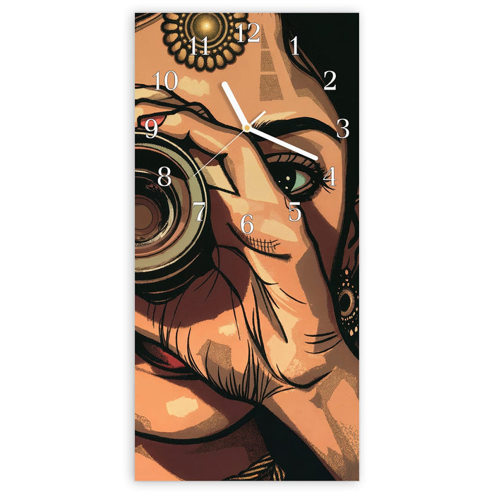 Wanduhr Frau Mit Kamera aus Glas – Hochformat 30 × 60 cm mit Ziffernblatt Klassisch