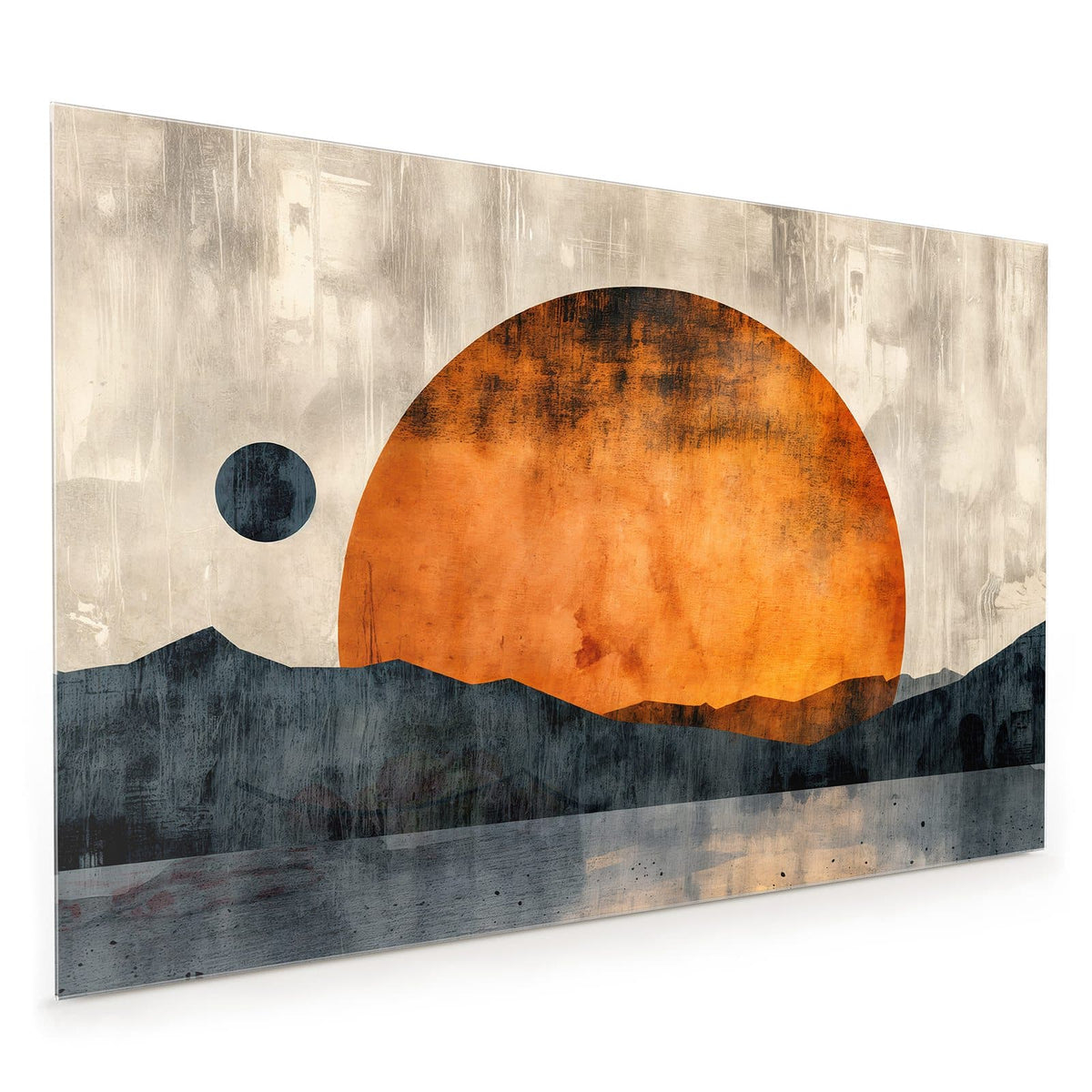 Küchenrückwand aus Glas im Hochformat: Große orange Sonnenscheibe über dunkelblauen Bergsilhouetten und Wasser, links ein kleiner dunkler Mond.
