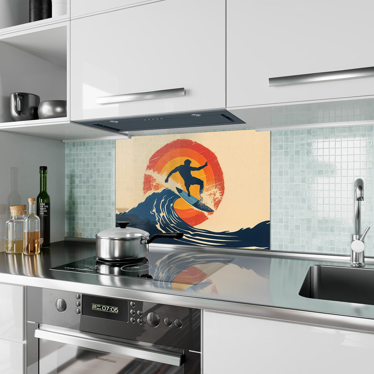 Küchenrückwand aus Glas Surfer vor Retrosonne im Hochformat als Spritzschutz hinter dem Kochfeld, über dem Fliesenspiegel montiert