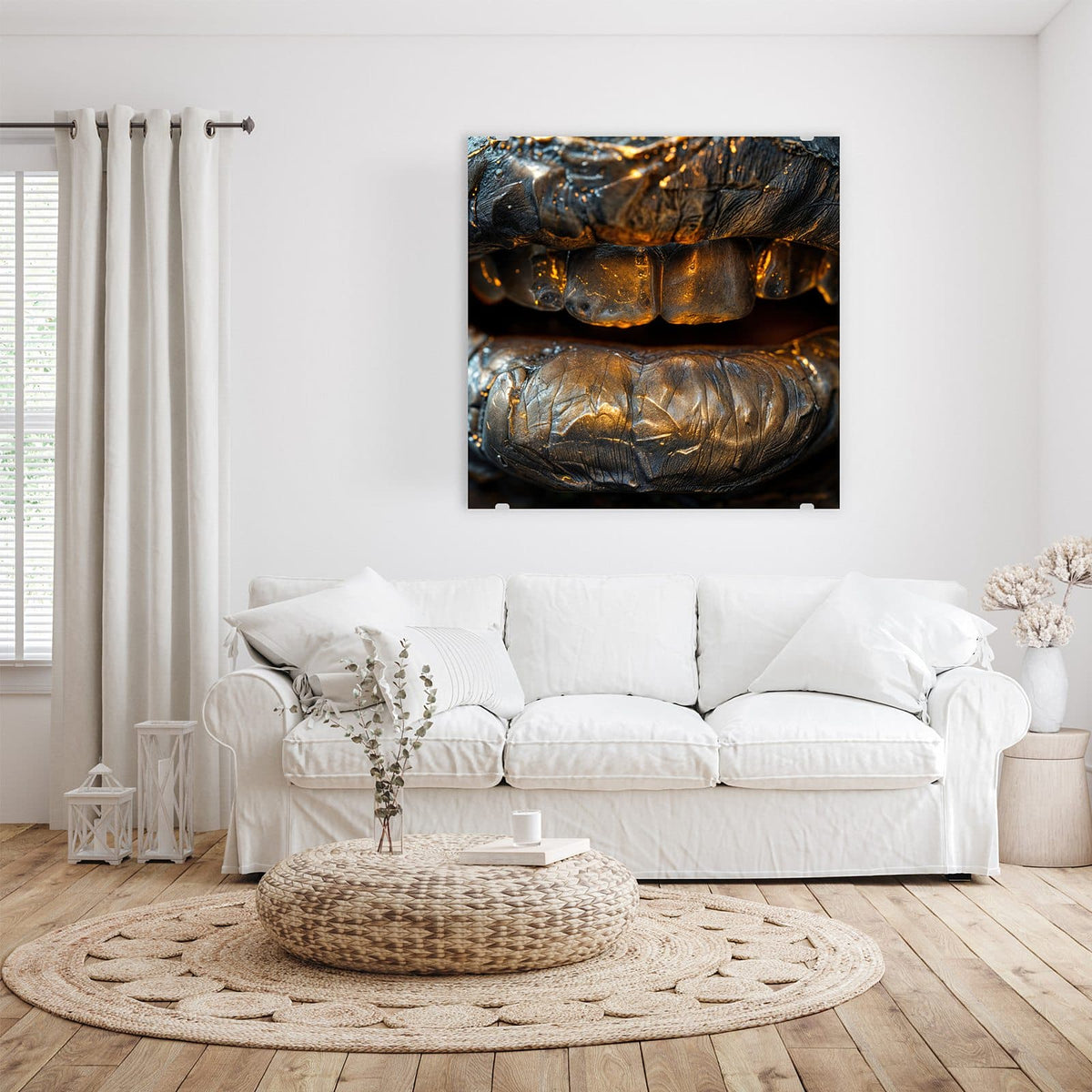 Glasbild Metallischer Mund an der Wand – Nahaufnahme von Lippen und Zähnen, die wie poliertes Metall in Gold und Bronze glänzen