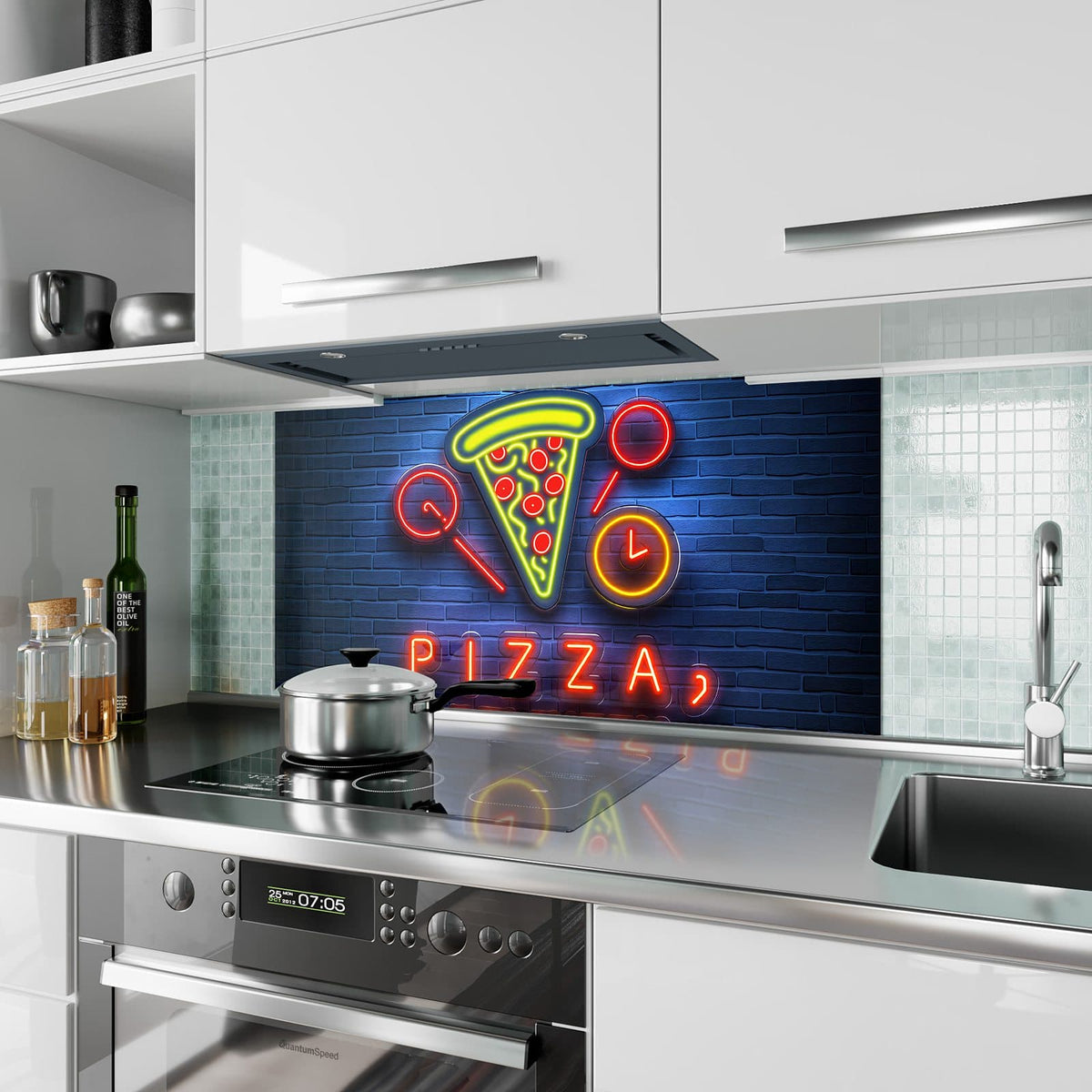 Küchenrückwand aus Glas Pizza in Neonlicht im Hochformat als Spritzschutz hinter dem Kochfeld, über dem Fliesenspiegel montiert