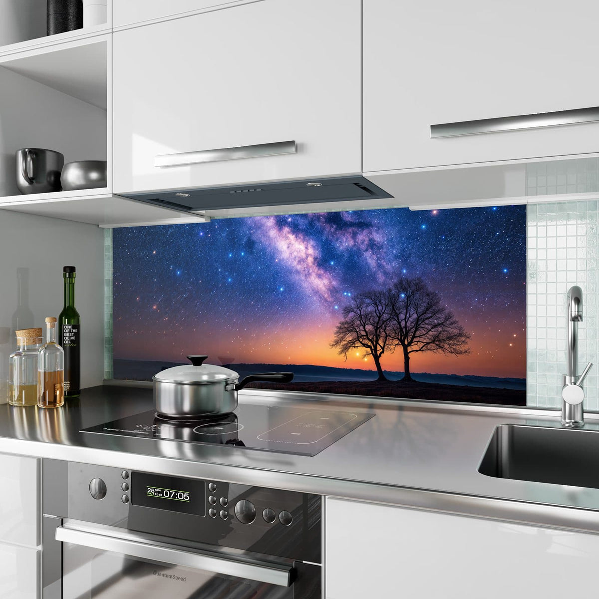 Küchenrückwand aus Glas Baum und Milchstraße im Hochformat als Spritzschutz hinter dem Kochfeld, über dem Fliesenspiegel montiert