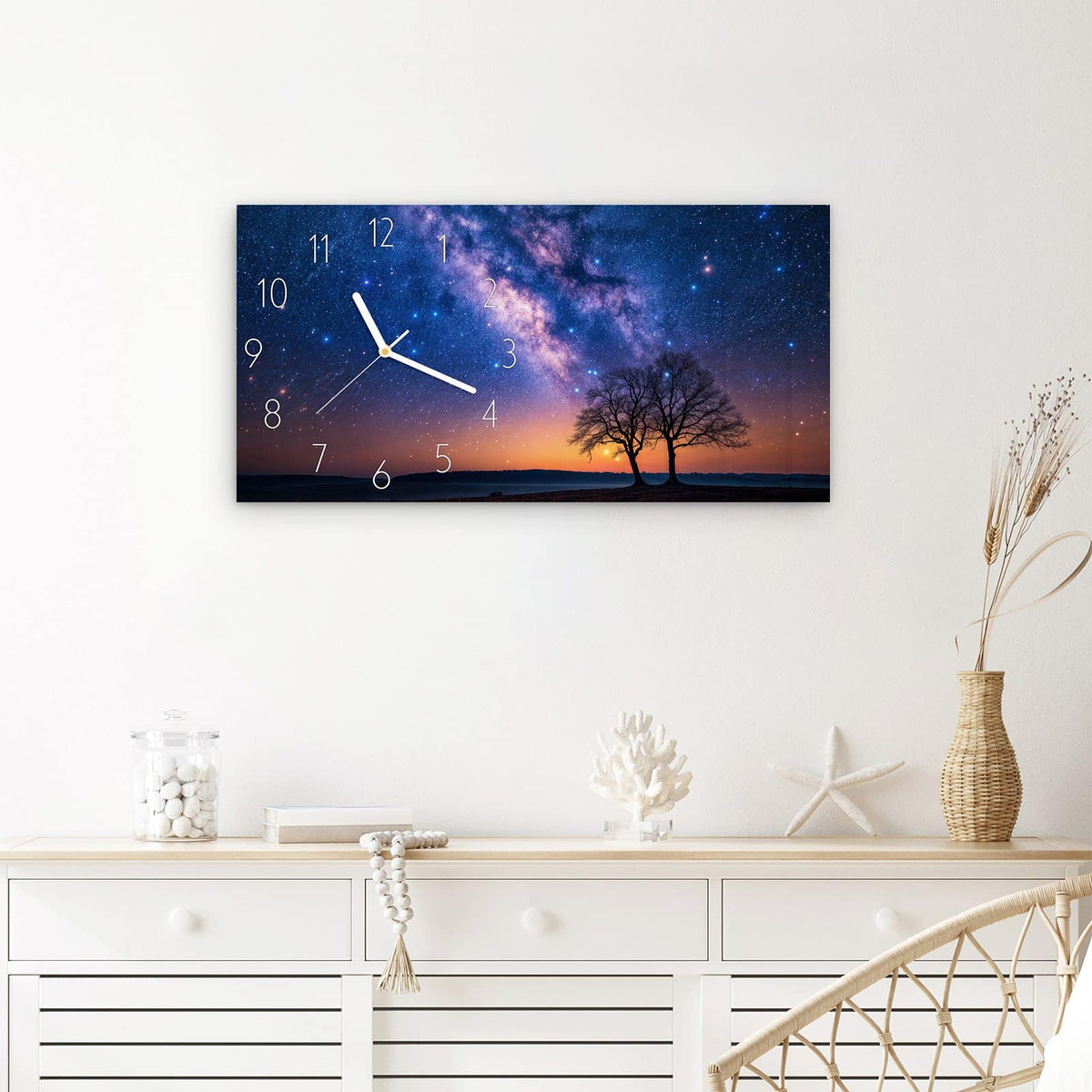 Wanduhr Sternenhimmel Baum aus Glas – Querformat 60 × 30 cm – Baumsilhouette unter der Milchstraße