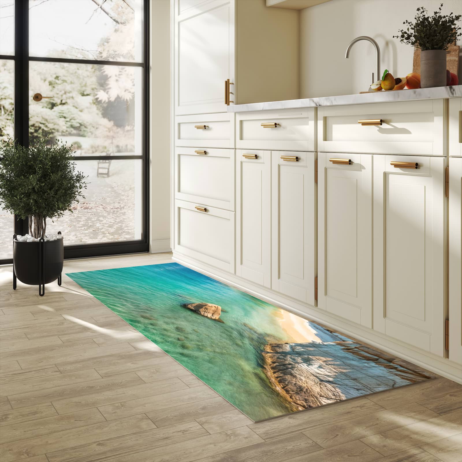 Formstabiler Küchenläufer mit Motiv Küstenparadies in heller Küche