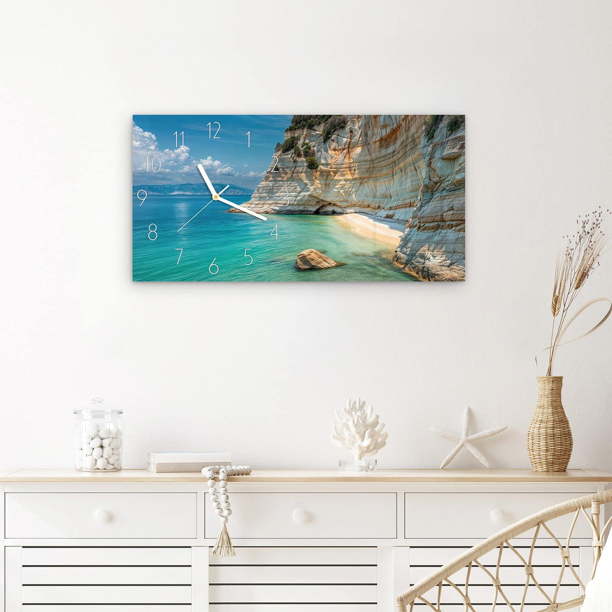 Wanduhr Küstenparadies aus Glas – Querformat 60 × 30 cm – Segelboot vor hellen Klippen
