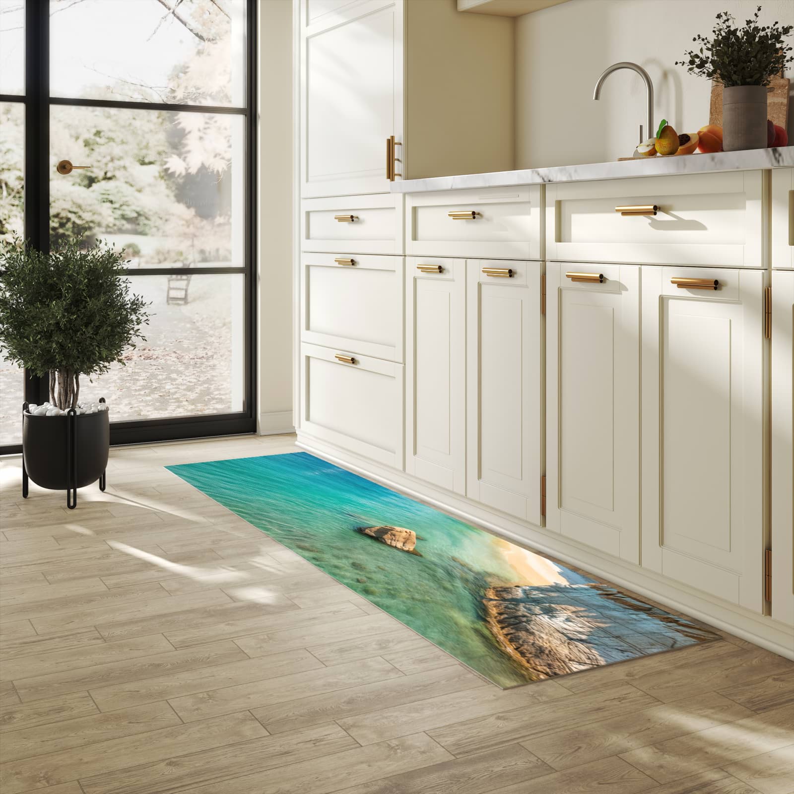 Feuchtigkeitsresistenter Teppich für die Küche mit Motiv Küstenparadies in heller Küche