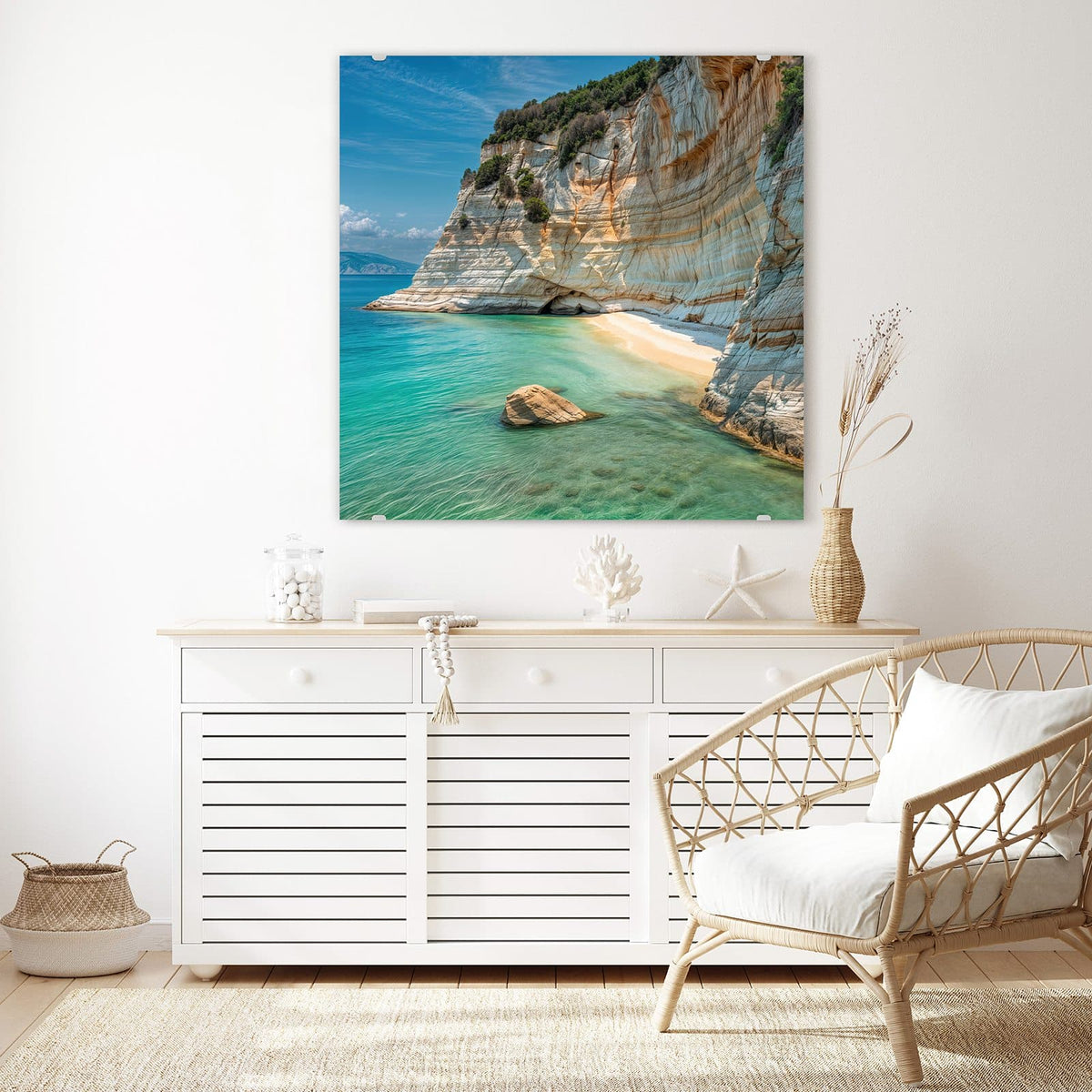 Glasbild Bucht mit Kalkklippen an der Wand – Helle, geschichtete Kalkklippen über einer Bucht mit türkisem Wasser und kleinem Sandstreifen