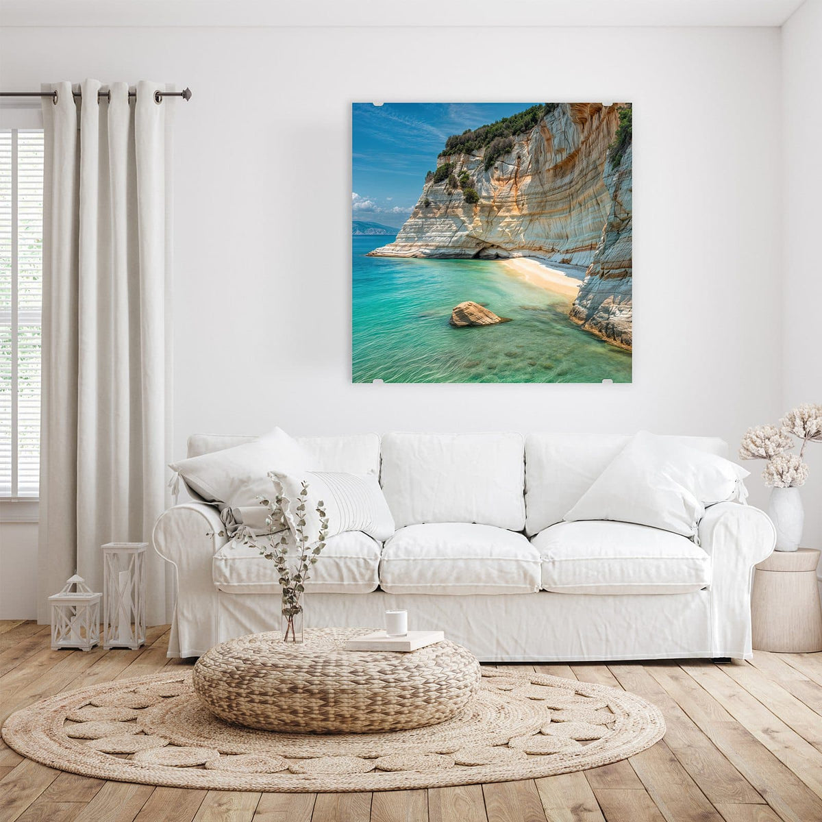 Glasbild Bucht mit Kalkklippen an der Wand – Helle, geschichtete Kalkklippen über einer Bucht mit türkisem Wasser und kleinem Sandstreifen