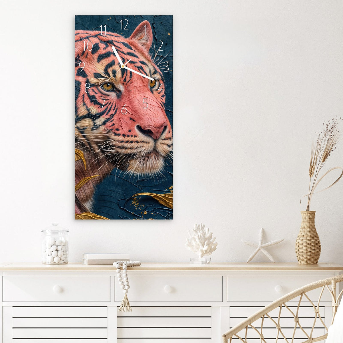 Wanduhr Tiger Porträt aus Glas – Pinker Tiger mit goldenen Blättern