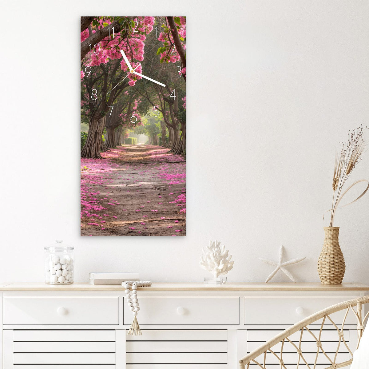 Wanduhr Blütenallee aus Glas – Allee unter rosa Blütenbäumen