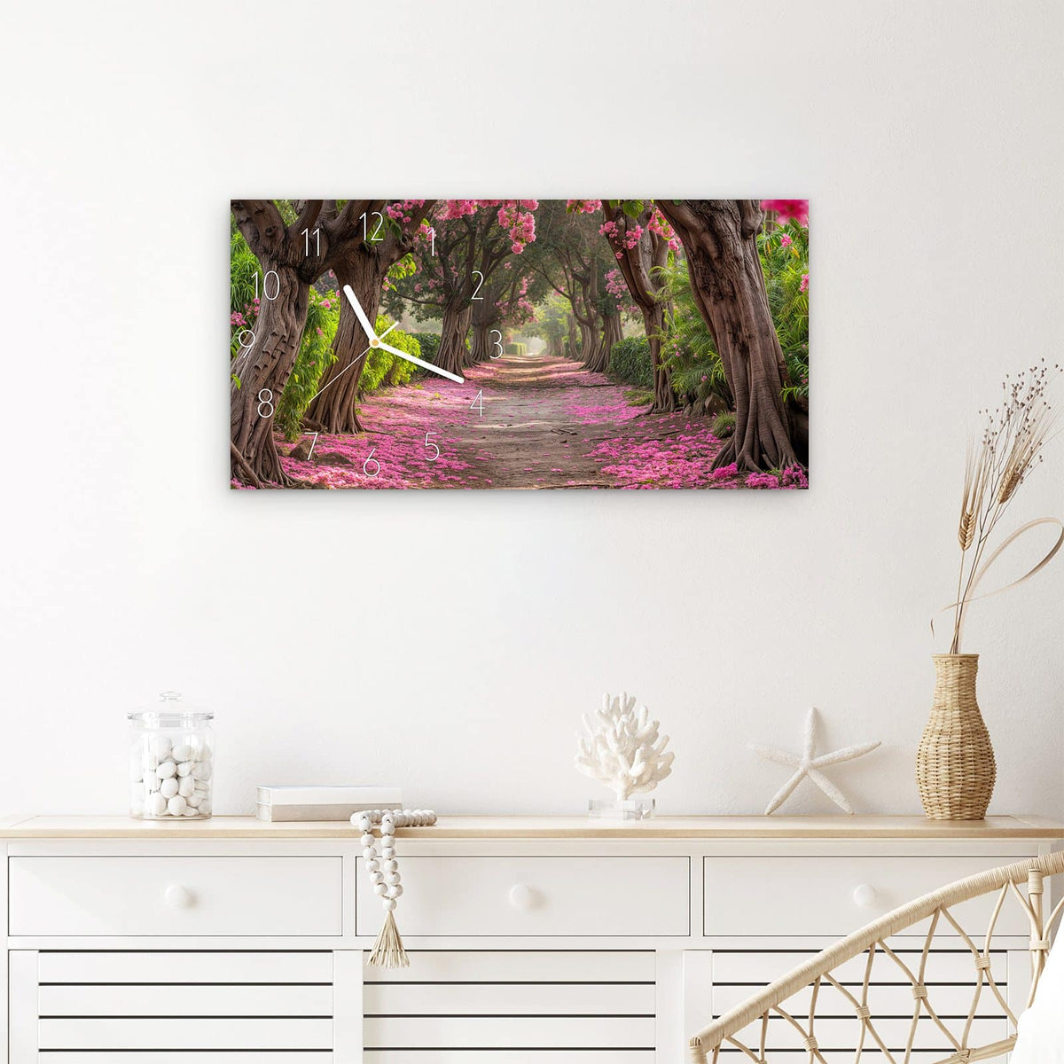 Wanduhr Blütenallee aus Glas – Querformat 60 × 30 cm – Allee unter rosa Blütenbäumen