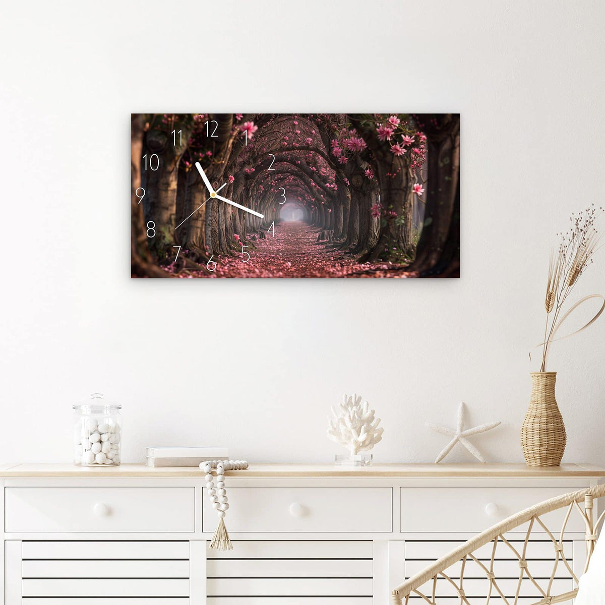 Wanduhr Blütenweg aus Glas – Querformat 60 × 30 cm – Tunnel aus rosa Blütenbäumen