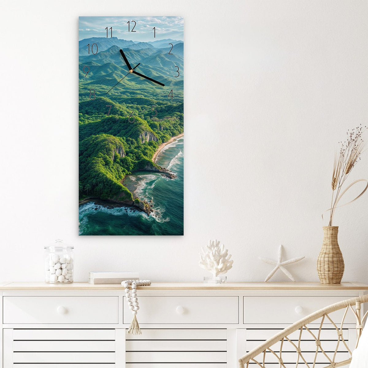 Wanduhr Küstenlandschaft aus Glas – Bewaldete Küste am tiefblauen Ozean