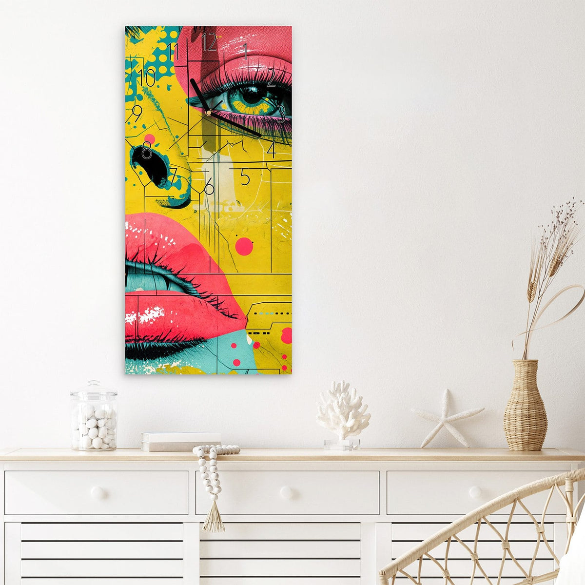 Wanduhr Portrait Pop Art aus Glas – Grafisches Gesicht in Türkis und Pink
