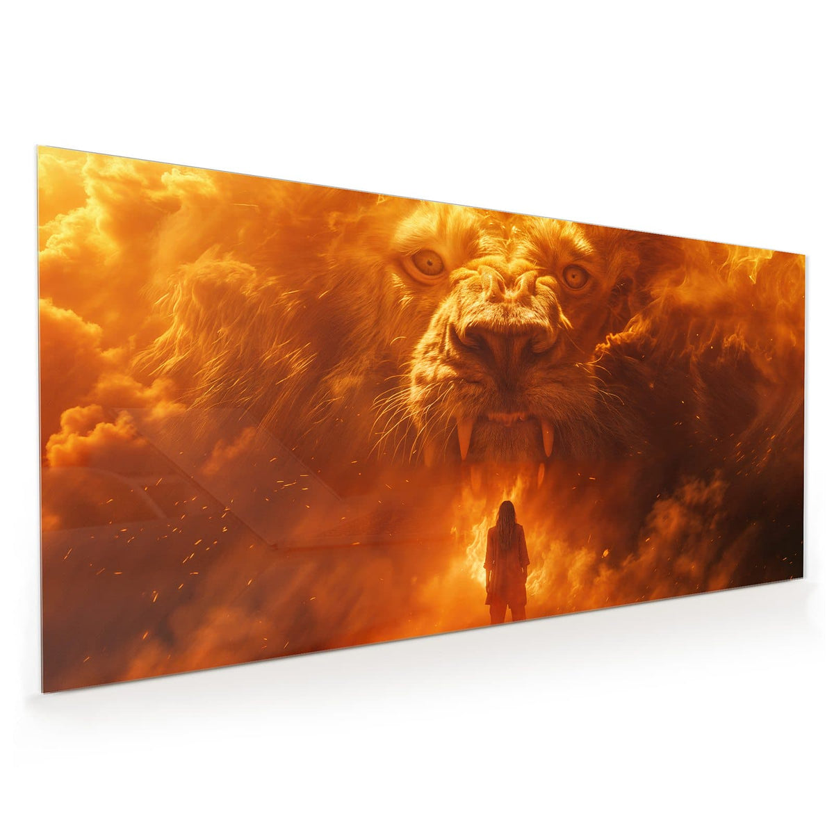 Küchenrückwand aus Glas im Hochformat mit Motiv Löwe aus Feuer: Riesiger Löwenkopf aus Flammen und Funken, davor die kleine Silhouette eines Menschen