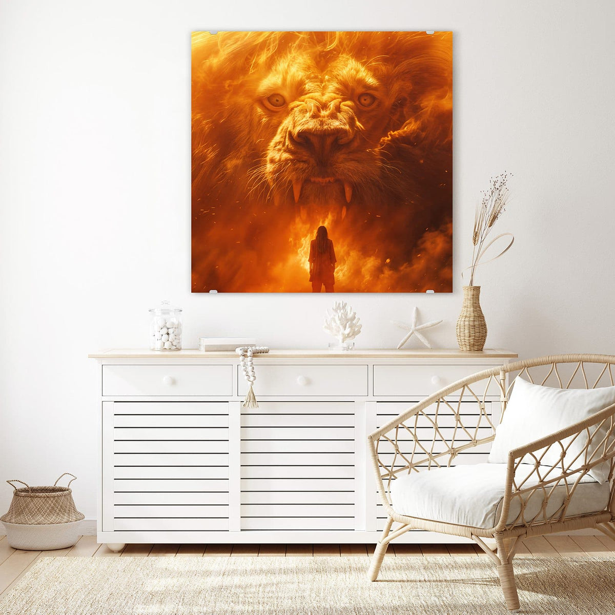 Glasbild Löwe aus Feuer an der Wand – Riesiger Löwenkopf aus Flammen und Funken, davor die kleine Silhouette eines Menschen