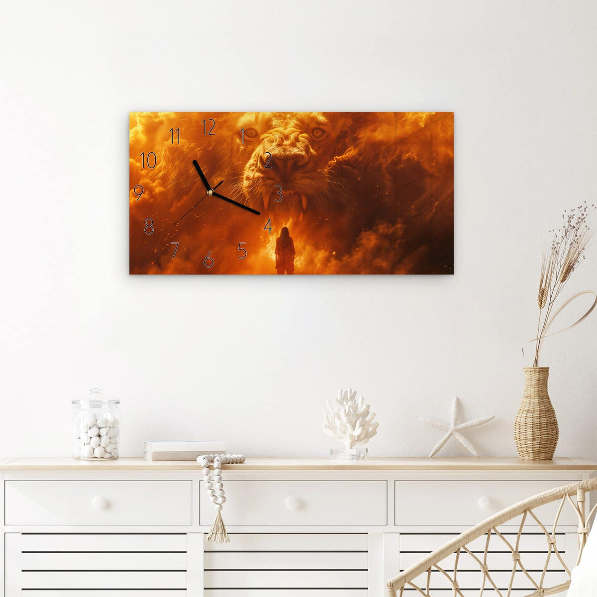 Wanduhr Abenteuerlicher Löwe aus Glas – Querformat 60 × 30 cm – Löwenkopf aus feurigen Wolken