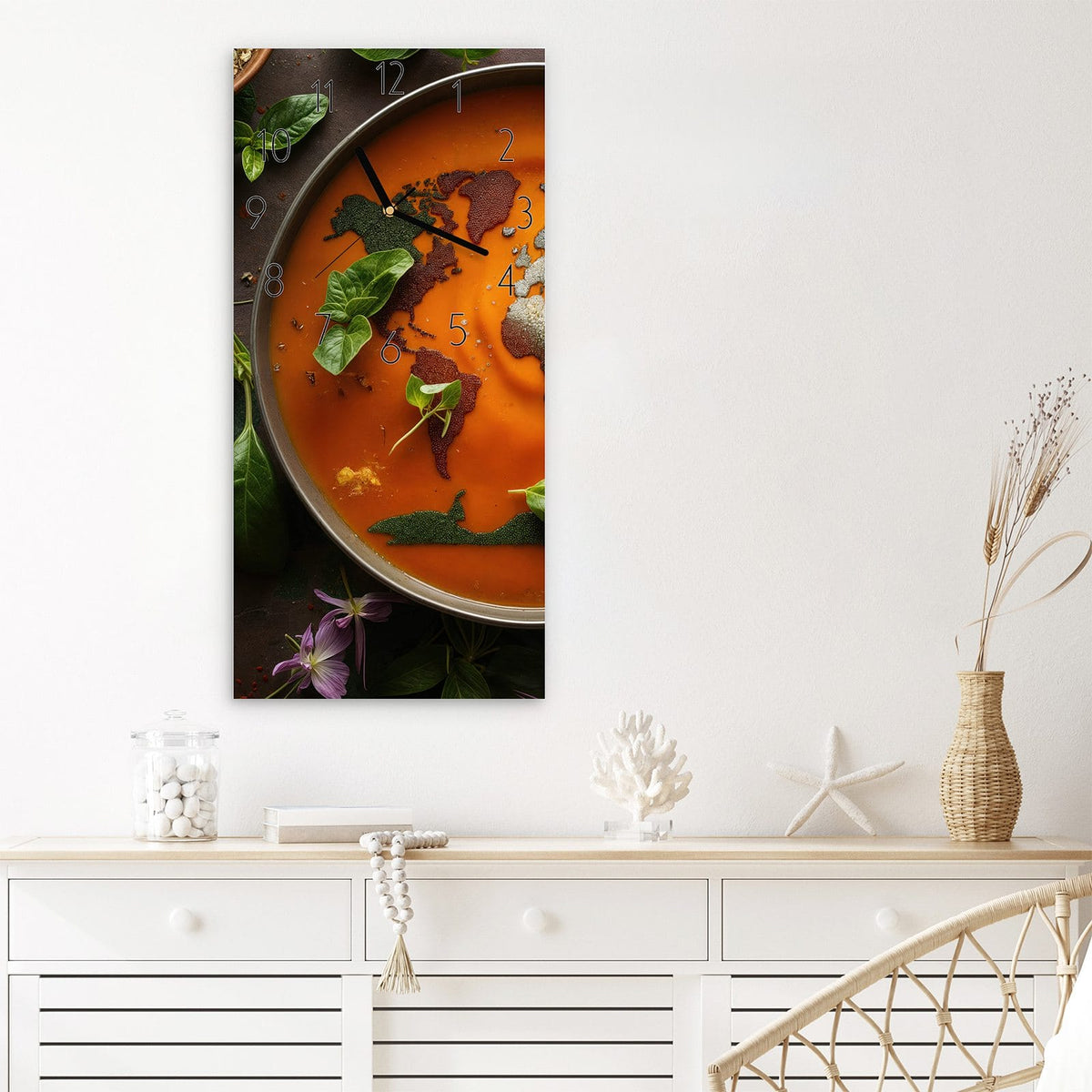 Wanduhr Weltkarte Suppe aus Glas – Hochformat 30 × 60 cm – Weltkarte in oranger Suppe