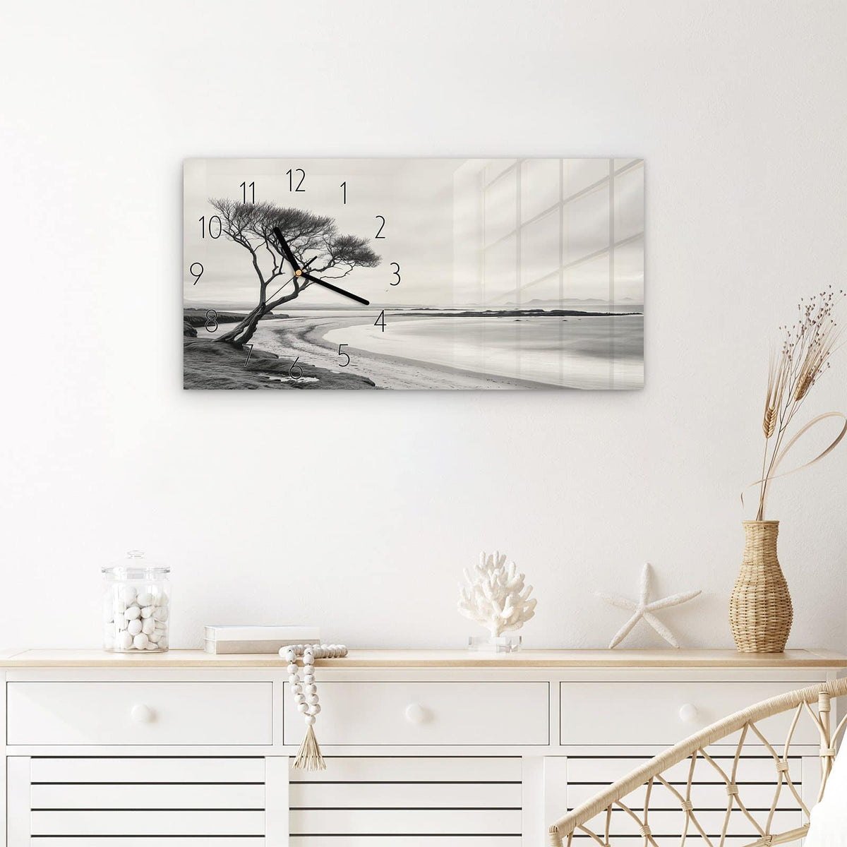 Wanduhr Einsamer Baum am Meer aus Glas – Querformat 60 × 30 cm – Karger Baum an stiller Küste