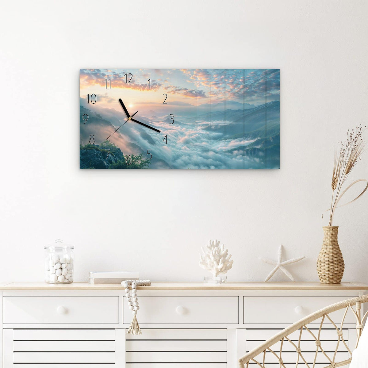 Wanduhr Morgennebel in Bergen aus Glas – Querformat 60 × 30 cm – Berggipfel über einem Wolkenmeer