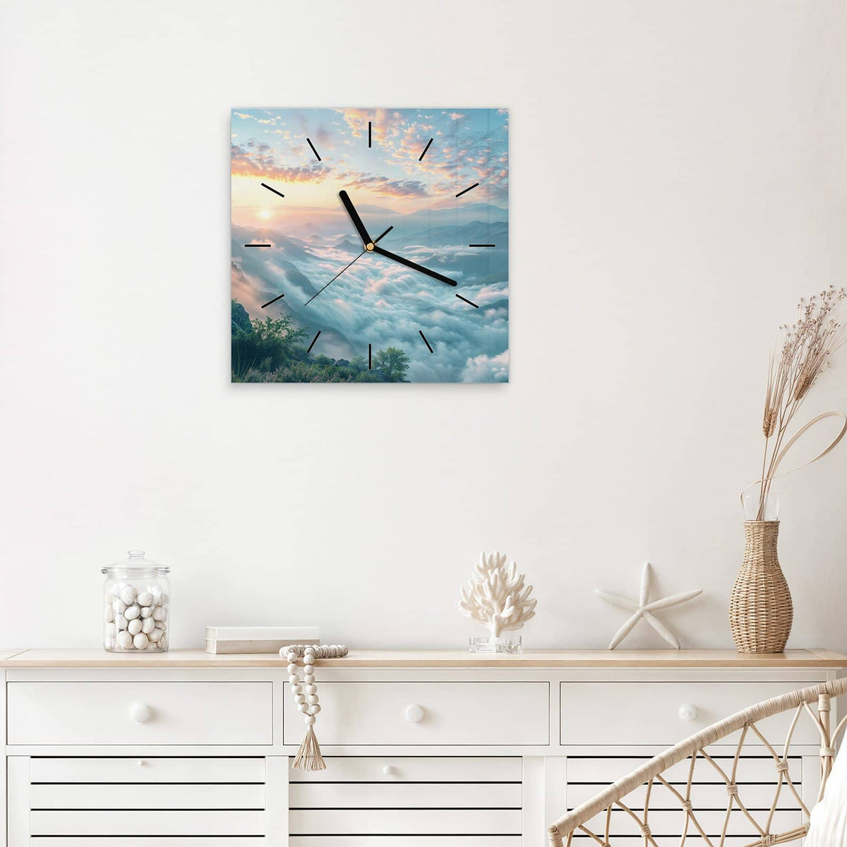 Quadratische Wanduhr aus Glas Wolkenmeer am Morgen mit Ziffernblatt Linie über einem weißen Sideboard