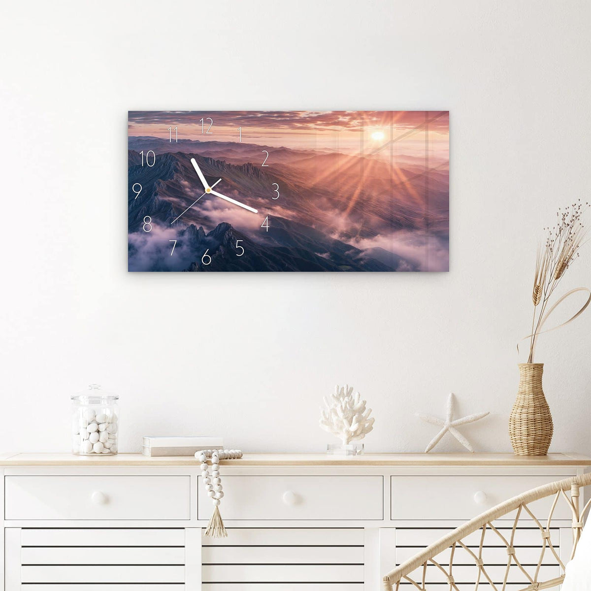 Wanduhr Sonnenaufgang Berge aus Glas – Querformat 60 × 30 cm – Bergkämme im rosa Morgendunst
